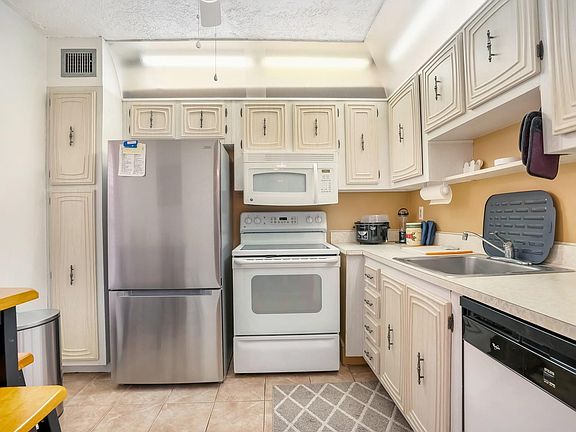 2nd image of 2851 Somerset Drive #205