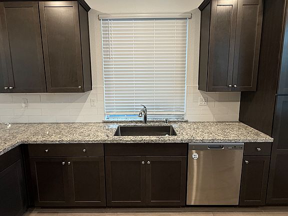 4th image of 1383 Hadley Dr