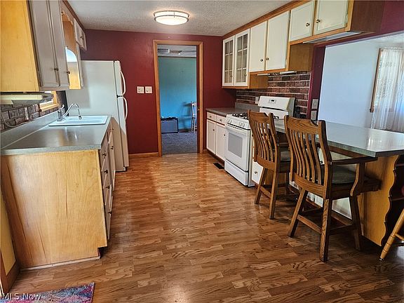 4th image of 47781 Township Road 1142