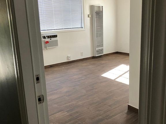 4th image of 1302 N Detroit St APT 4