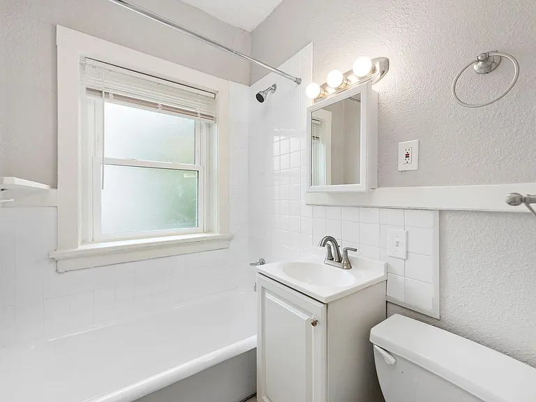 901 E Linwood Blvd — Photo 41