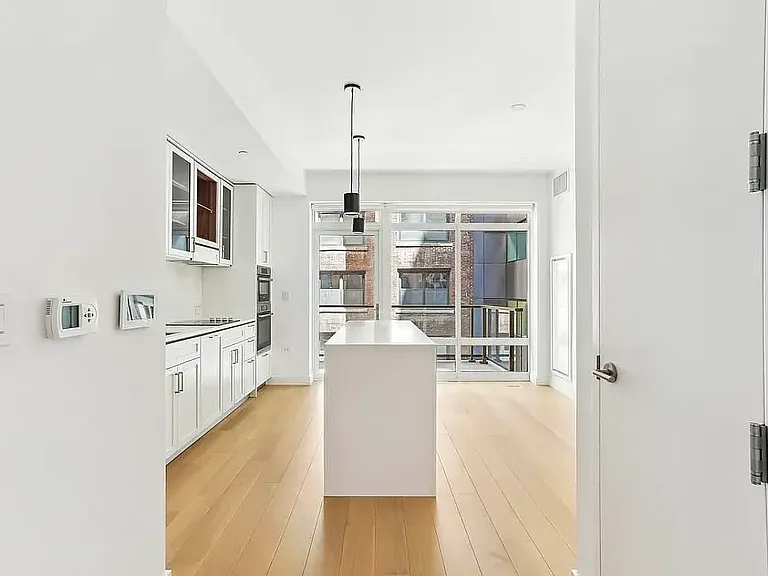 115 E 55th St #10C — Photo 3