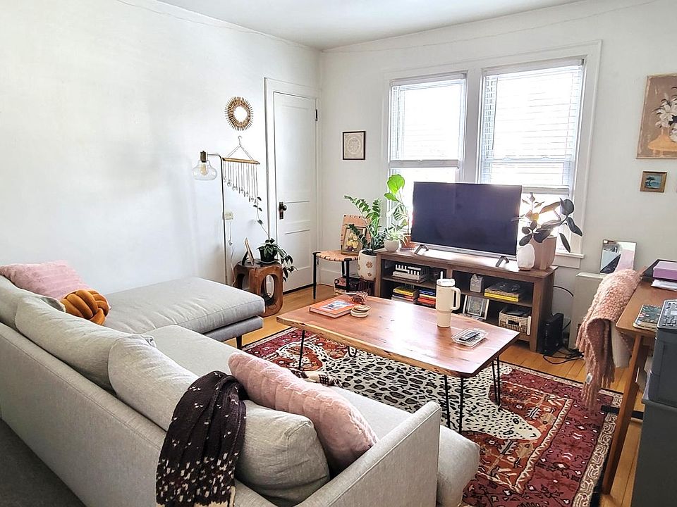livingroom access to Loomis St