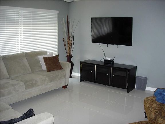 5th image of 381 NE Camelot Dr