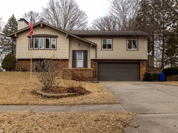 1114 Woodring Dr, Waverly, IA 50677