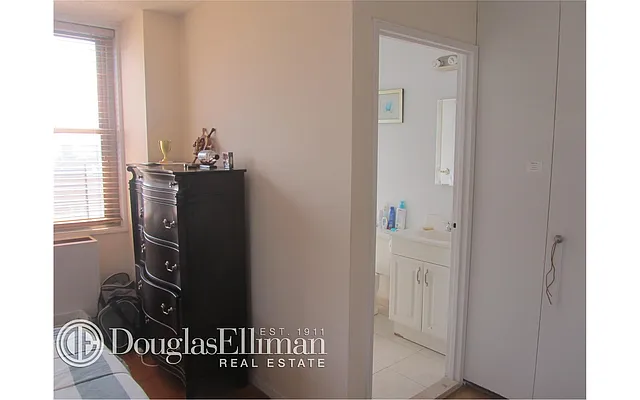 Rented by Douglas Elliman | media 19