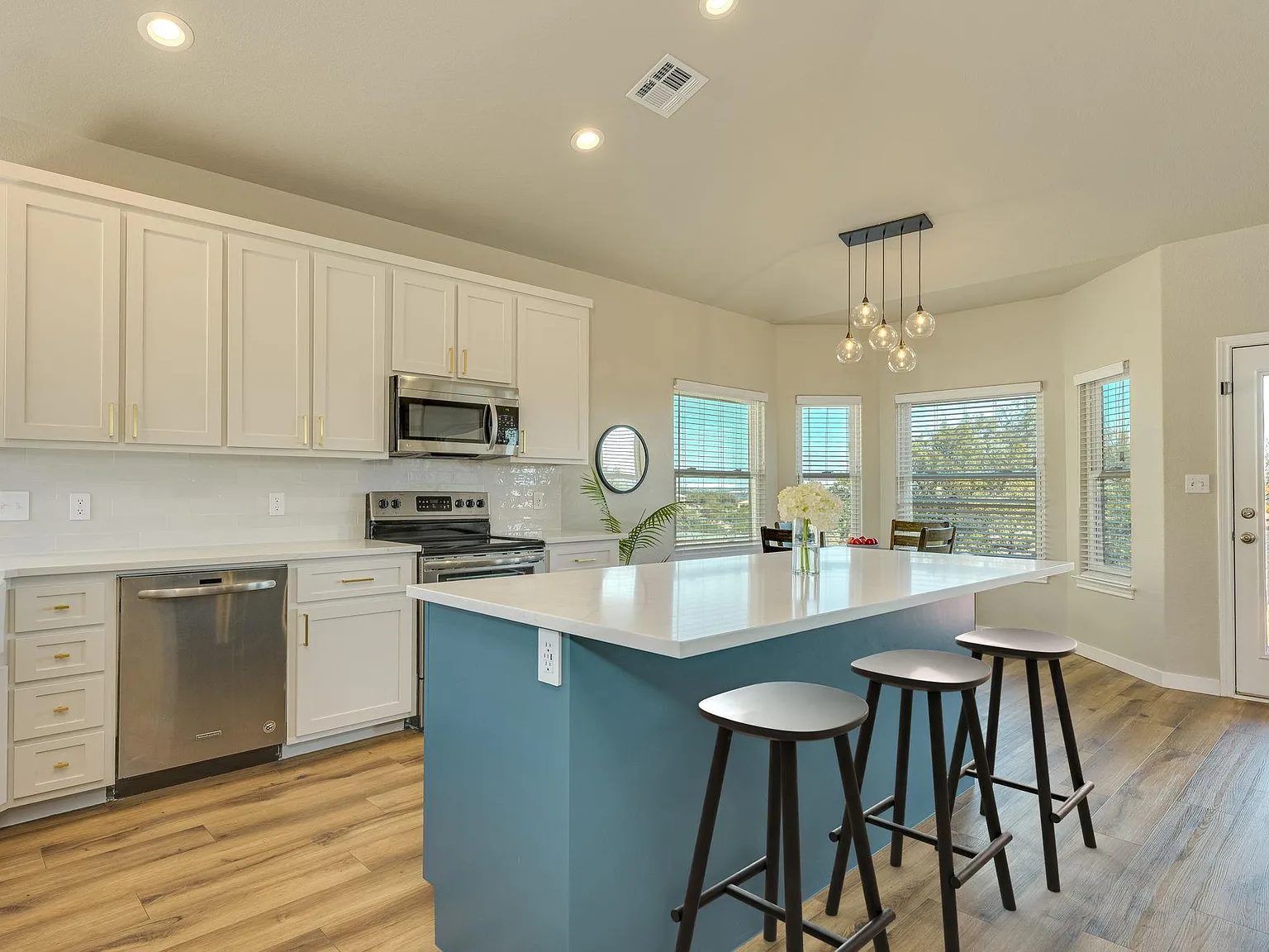 3 bed, 2.0 bath, 1721 sqft, $2,400 — Photo 2