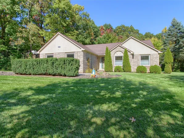 8845 Dann Dr, Brighton, MI 48114