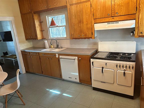 4th image of 122 Bedford St