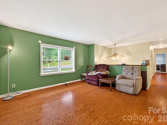 4th image of 501 Old Farm Rd