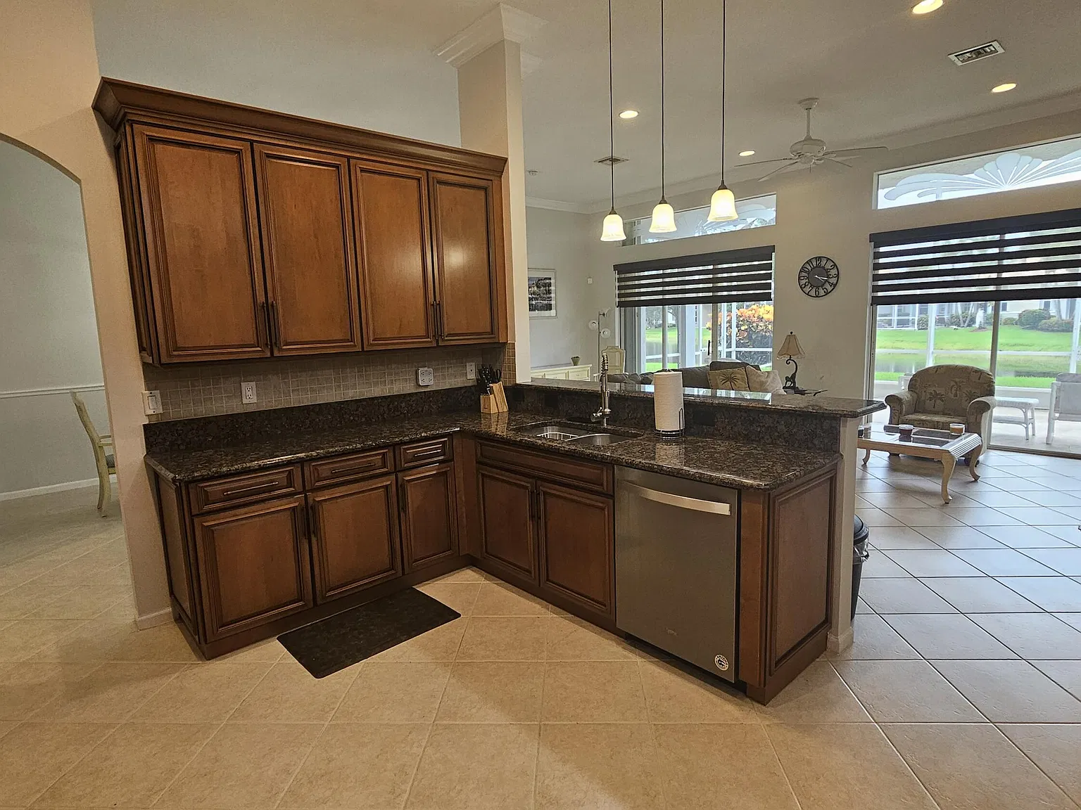 3 bed, 2.0 bath, 1959 sqft, $4,000 — Photo 3