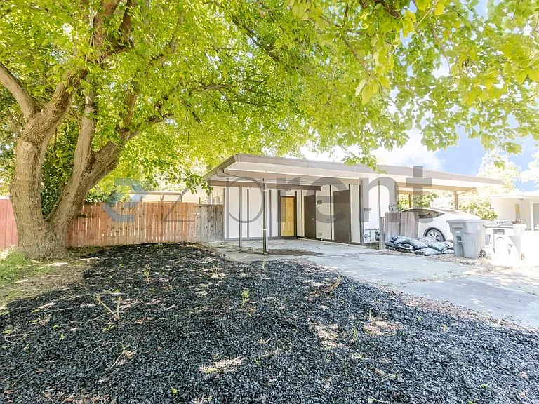 709 Adeline Pl — Photo 3