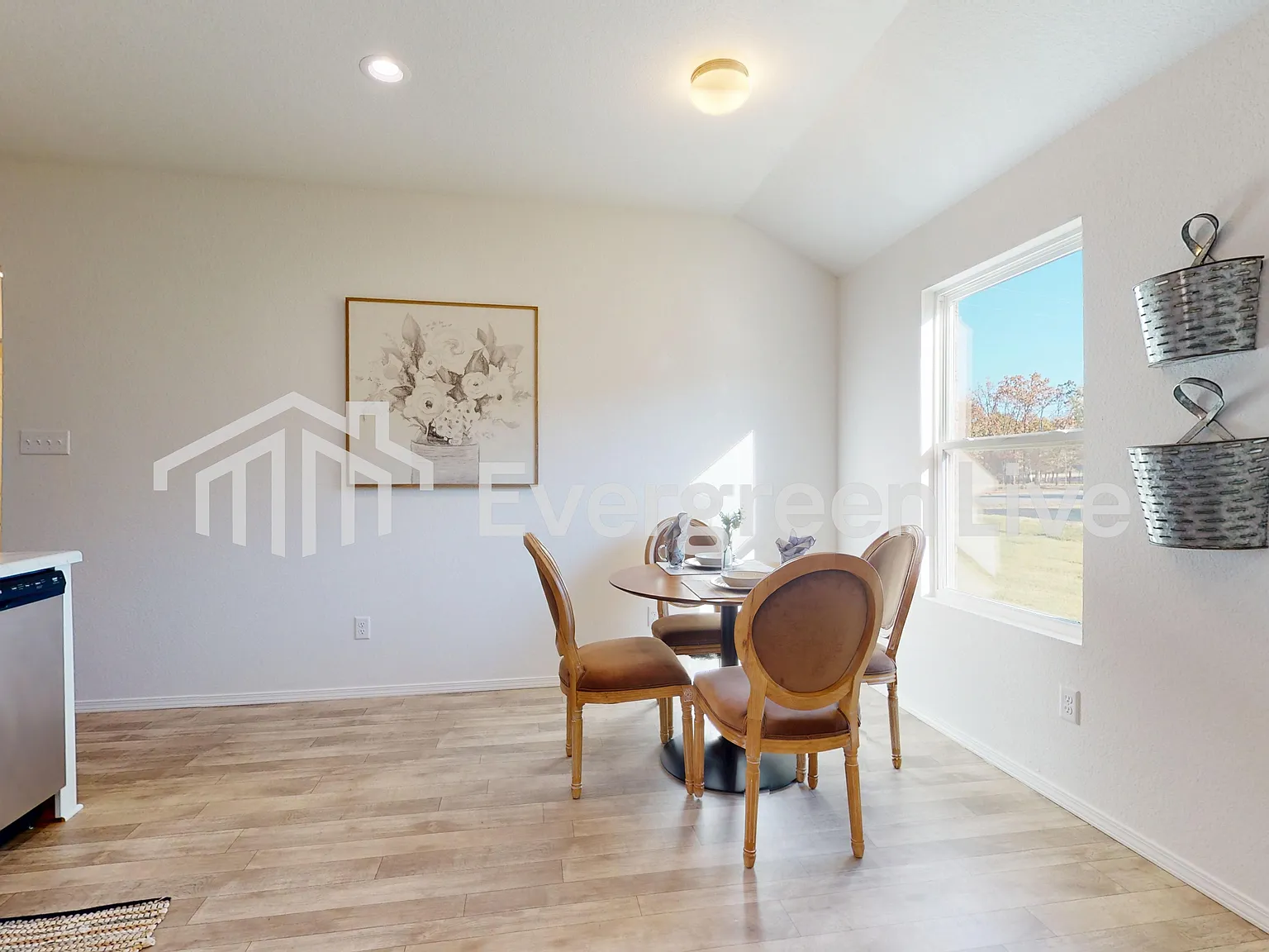 4 bed, 2.0 bath, 1559 sqft, $1,565 — Photo 3