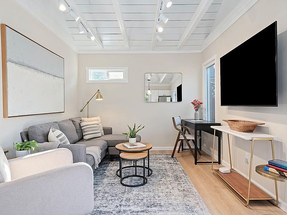 4th image of 102 N Soledad St #B
