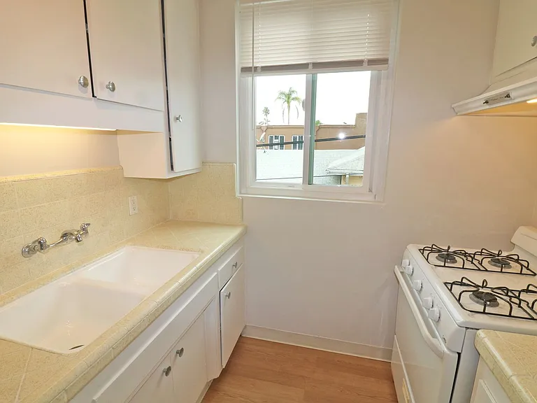 1834 Mission Ave — Photo 10