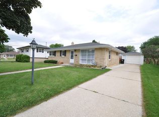 916 Coronada Dr, Racine, WI 53402