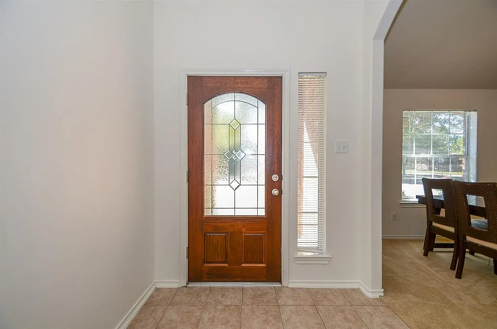 3 bed, 1894 sqft, $2,300 — Photo 2