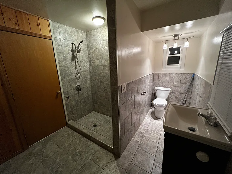 722 Queen Anne St — Photo 8