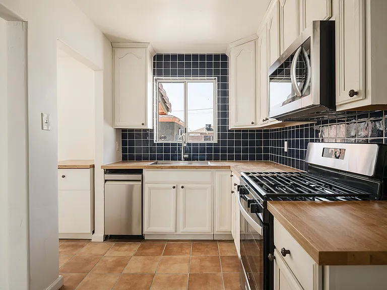 1641 E Coronado Rd — Photo 11