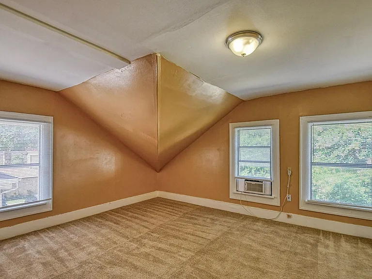 464 College Ave — Photo 5