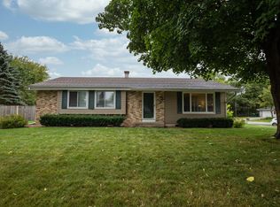 608 Hollybrook Ln, Saukville, WI 53080