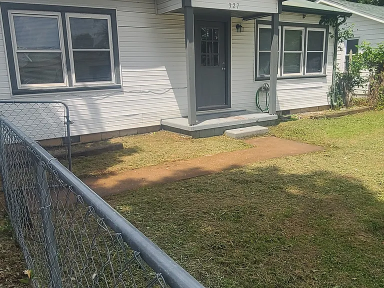 327 SW Graham Ct — Photo 1