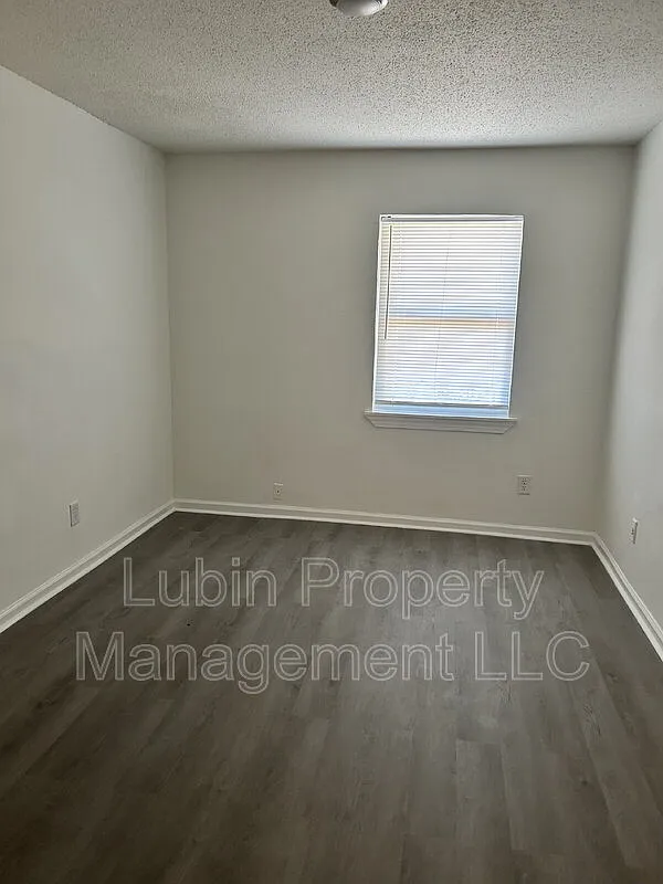 2 bed, 1.0 bath, $825 — Photo 4