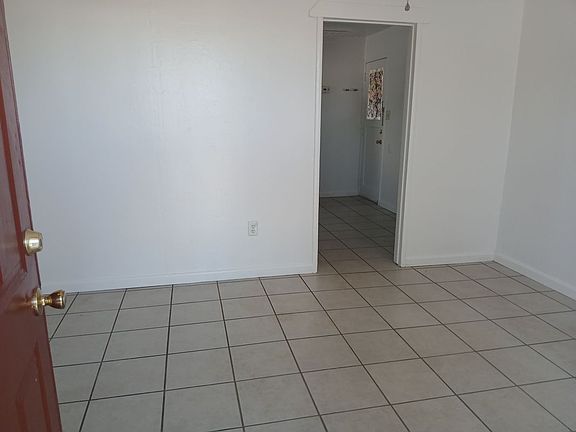 3rd image of 586B W Elm Ave