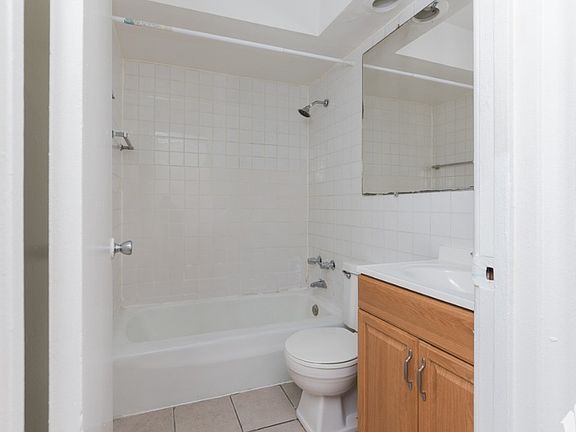 2nd image of 6830 N Sheridan Rd APT 462