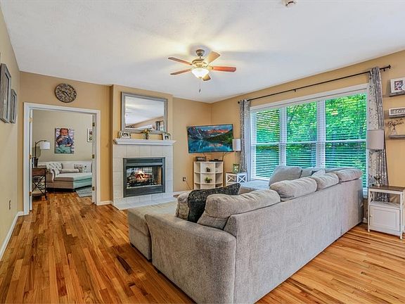 5th image of 416 Settlers Village Cir
