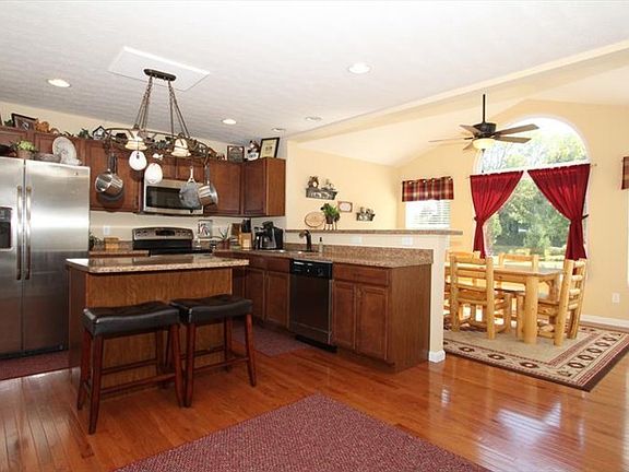 3rd image of 428 Brandon Dr