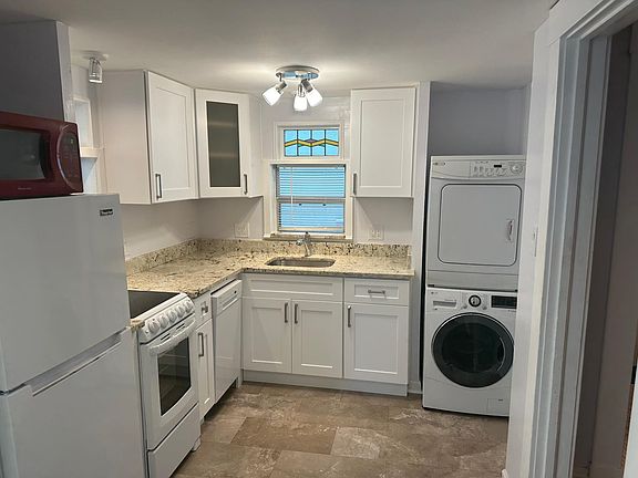 3rd image of 406 10th Ave NE APT E