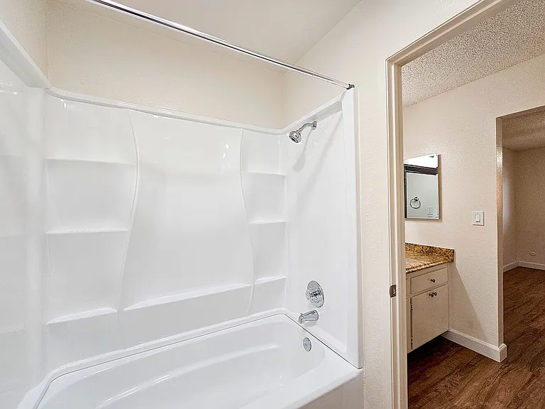 Vista Bella Apartment Homes — Photo 40