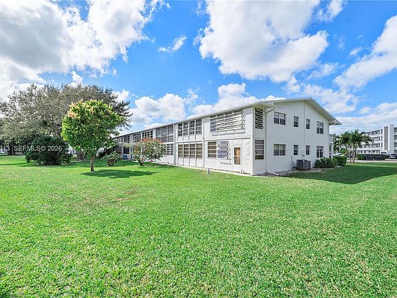4th image of 143 Oakridge Cir #143-J