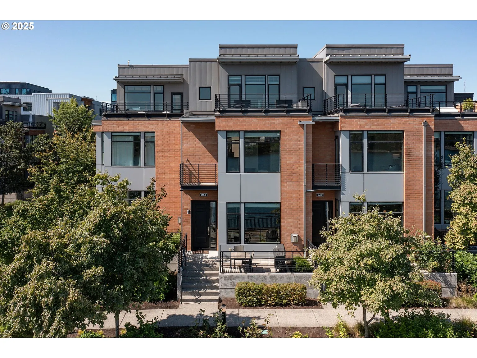 1658 NW Riverscape St photo 1