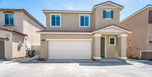 2074 Bergamot St Photo 1