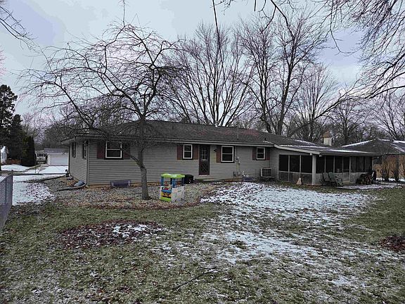 3rd image of 385 S Woodland Dr