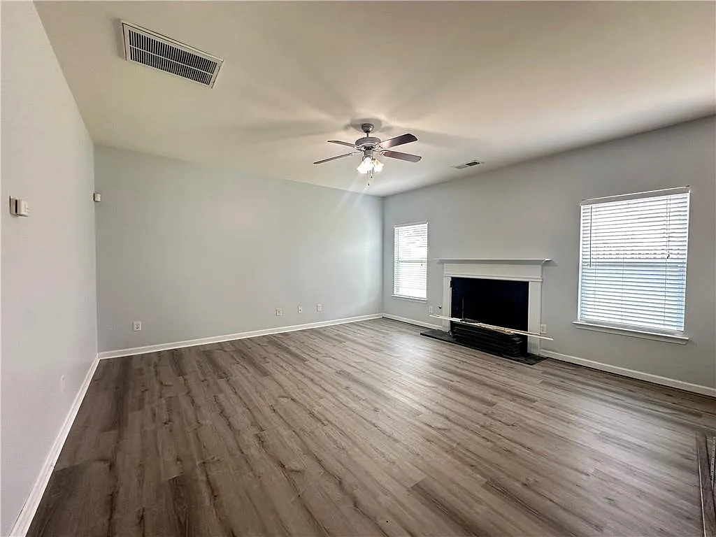 5 bed, 2.5 bath, 2696 sqft, $2,700 — Photo 3