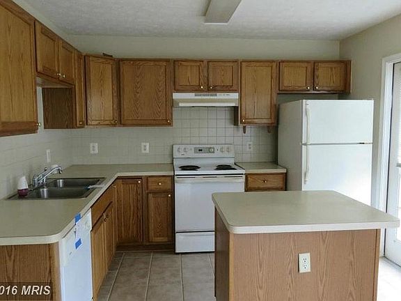 3rd image of 508 Kensington Dr #Townhouse