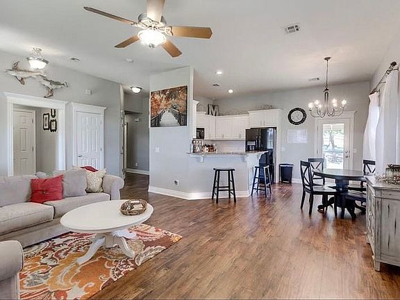 Living room/dining area