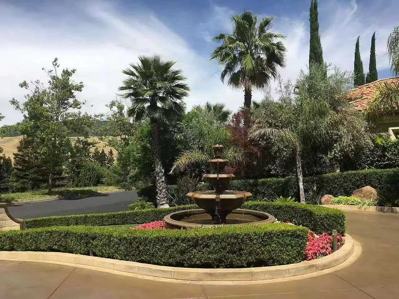 5 bed, 6488 sqft, $13,800 — Photo 2