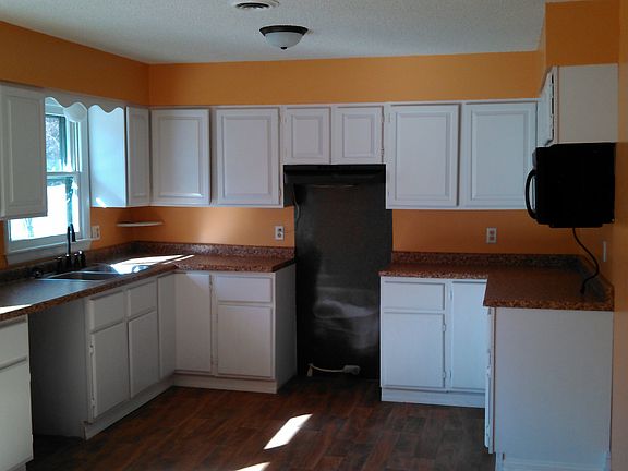 Kitchen comes w/stove,fridg
