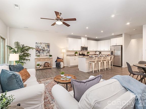 5th image of 407 Park Meadows Dr