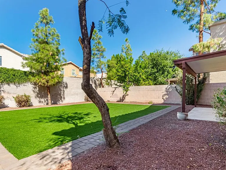 1338 E Grovers Ave — Photo 31