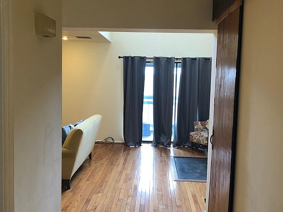 Hallway/Foyer View