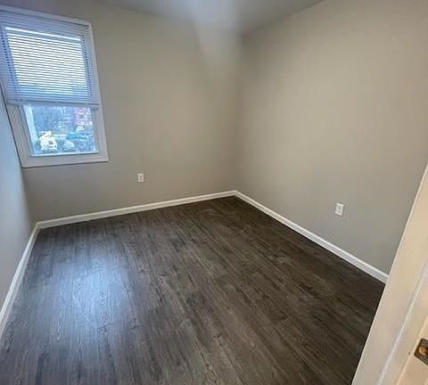 5th image of 327 Whiton St Floor 2