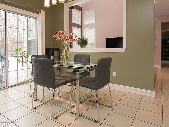 5th image of 72 Tuscany Dr