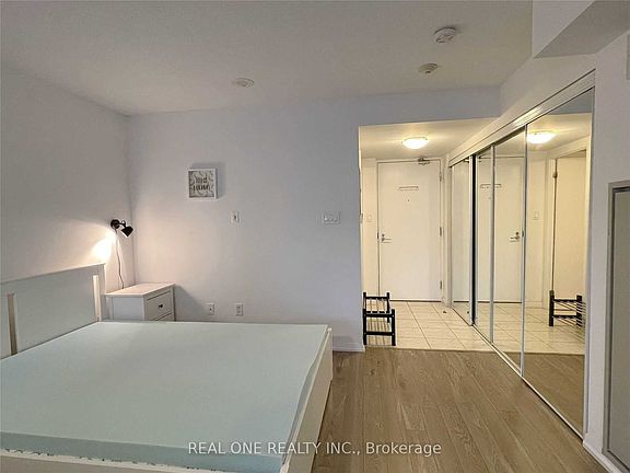 2nd image of 38 Grenville St #1805