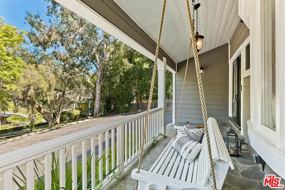 4 bed, 3.5 bath, 2713 sqft, $9,800 — Photo 2