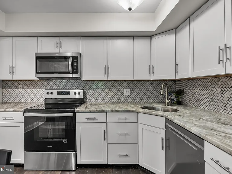 702 Abbey Ct — Photo 15